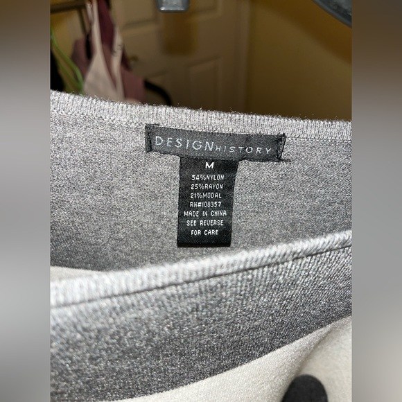 Women’s Grey and White Long Sleeve Sweater- size Medium - Picture 4 of 4